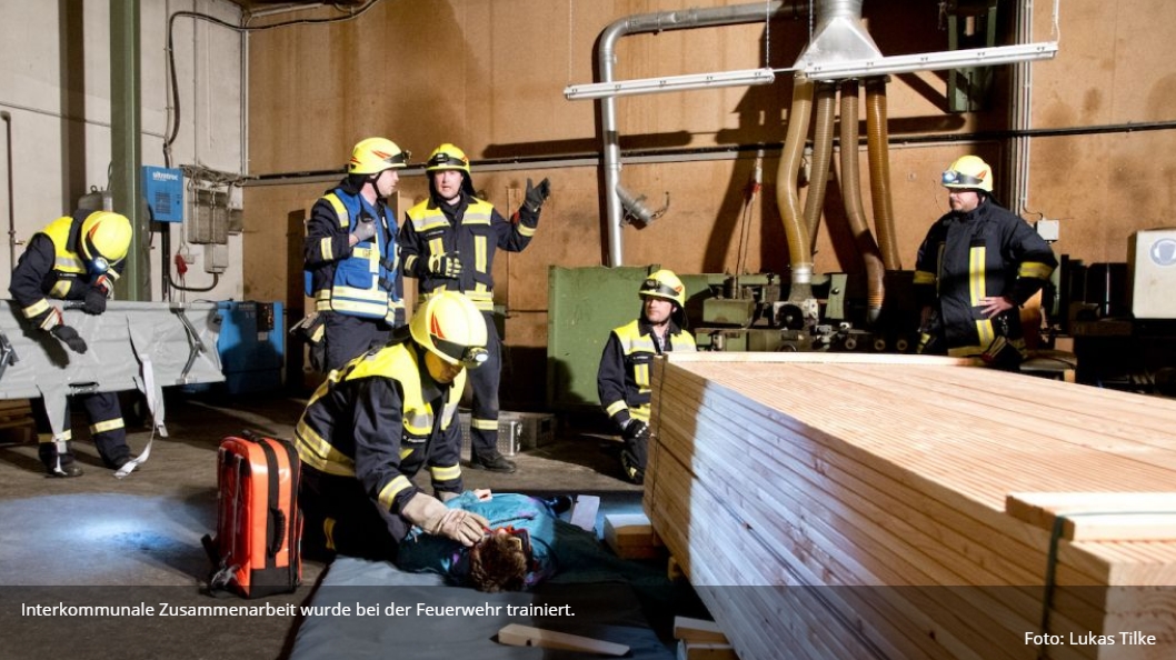 2018 04 18 LP Feuerwehren üben auf dem Gelände von Holzindustrie Funke in Fretter